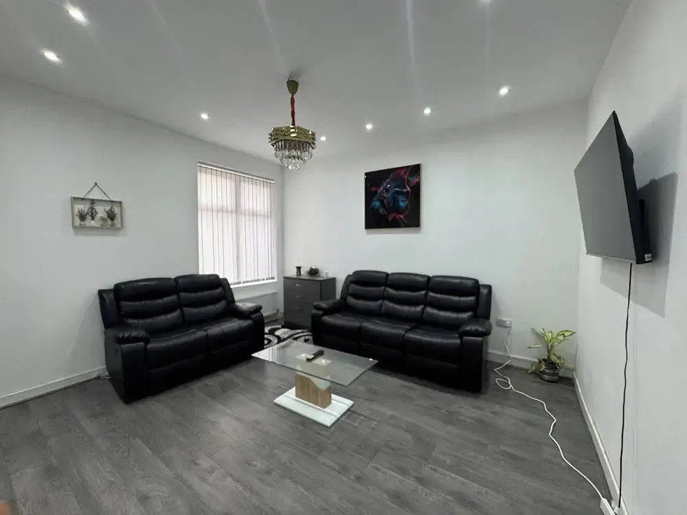 Housesleeps9-patio-parking-familyok