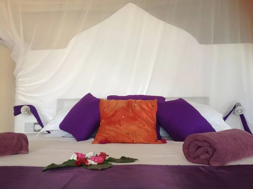 Villa - Right on the Beach, Under the Coconut Trees, Sleeps 10, Pool, Chef