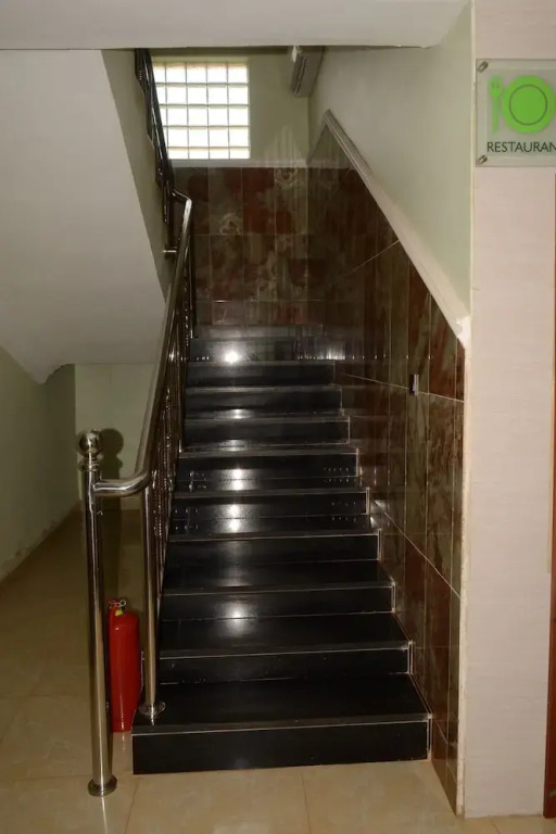 Nue-Crest Hotels & Suites