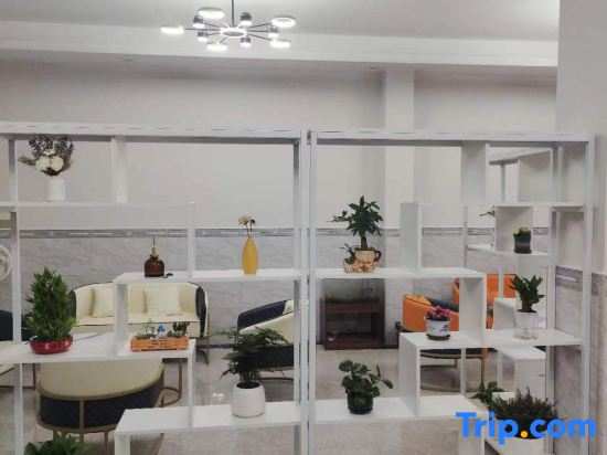Yihang Holiday Hotel
