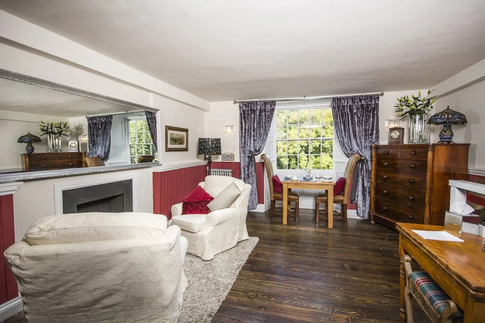 Cornerstones, 16th Century Luxury Self Catering House overlooking the River Dee