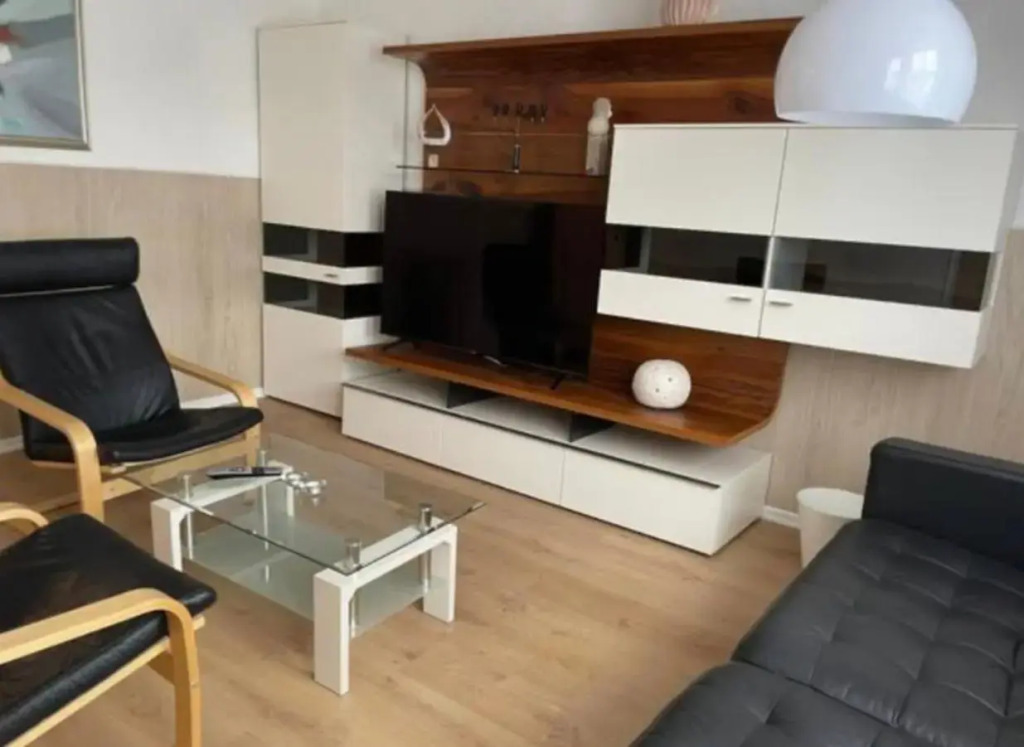 H& Apartment im Herzen der Stadt Nr.17-Karl mit Küche, Wohnzimmer und Esstisch