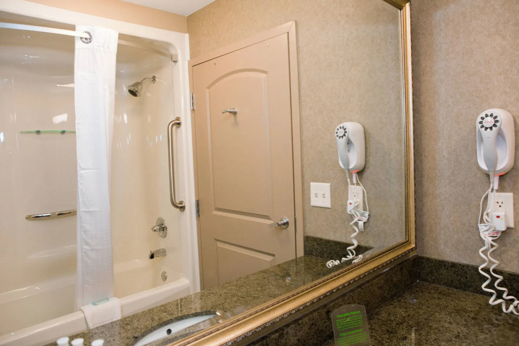Holiday Inn Express and Suites Springfield Medical District by IHG