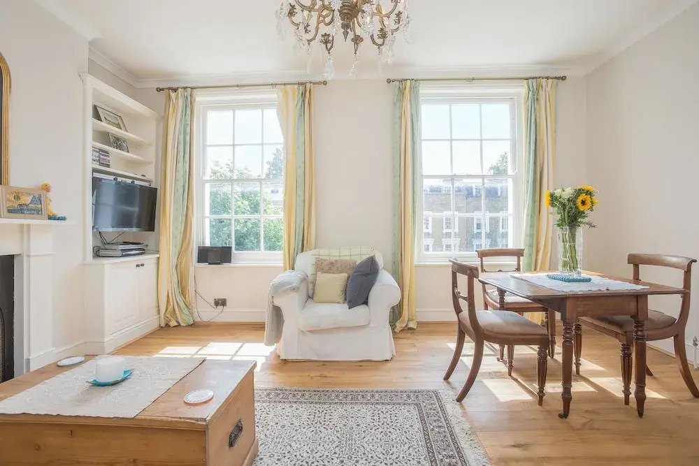 Vintage Regents Park Apartment