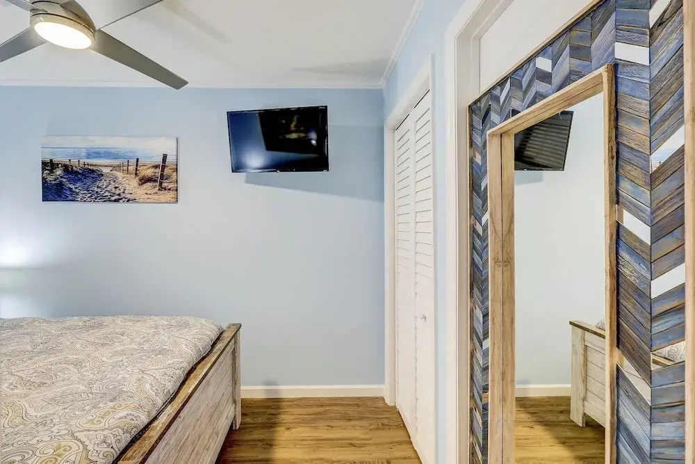 New Listing! Updated Condo - 25 Yards To Beach Condo