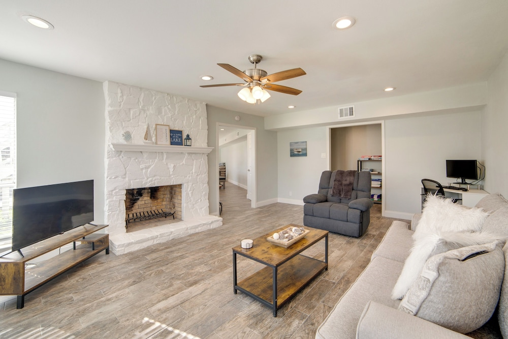 Lakeside Retreat: Large Spacious Home w/ Game Room