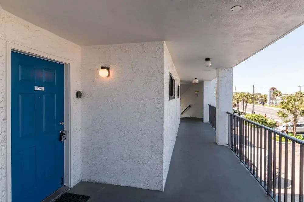 AquaVista East 301 - 3 Br condo by RedAwning