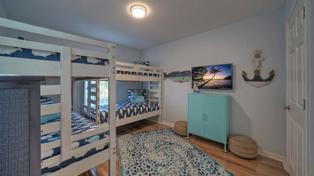 Private Pool, Large Yard, Game Room, Balcony South By Sunkissed by Avantstay