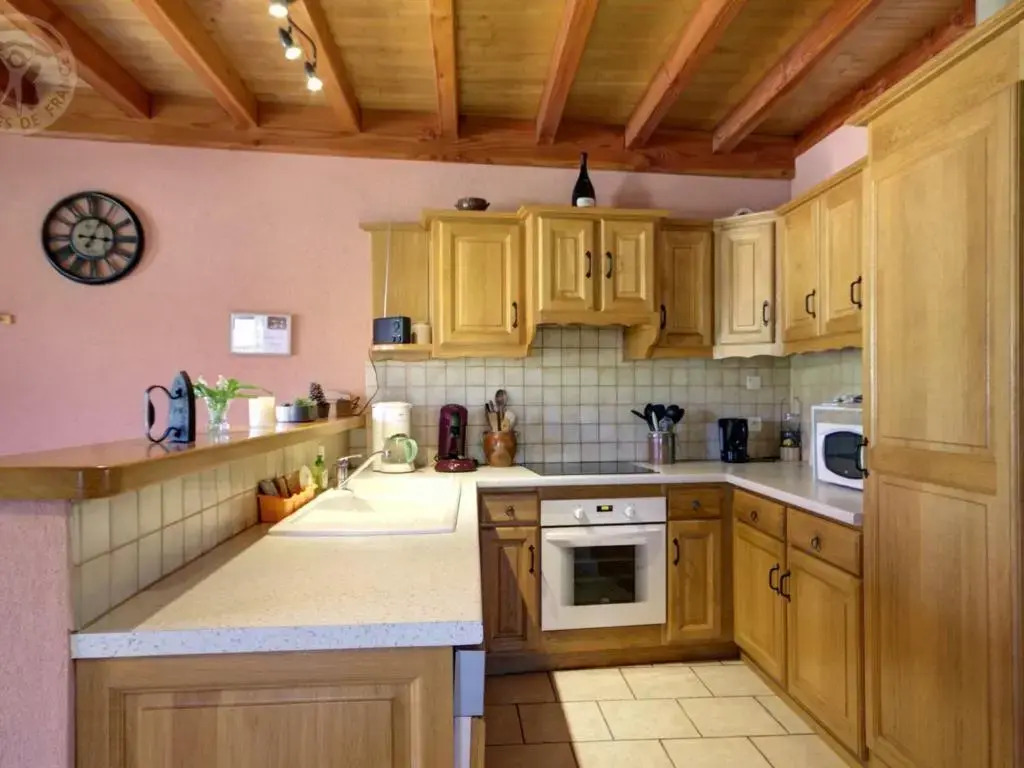 Gîte spacieux au cœur de la nature avec cheminée et activités extérieures - FR-1-496-36