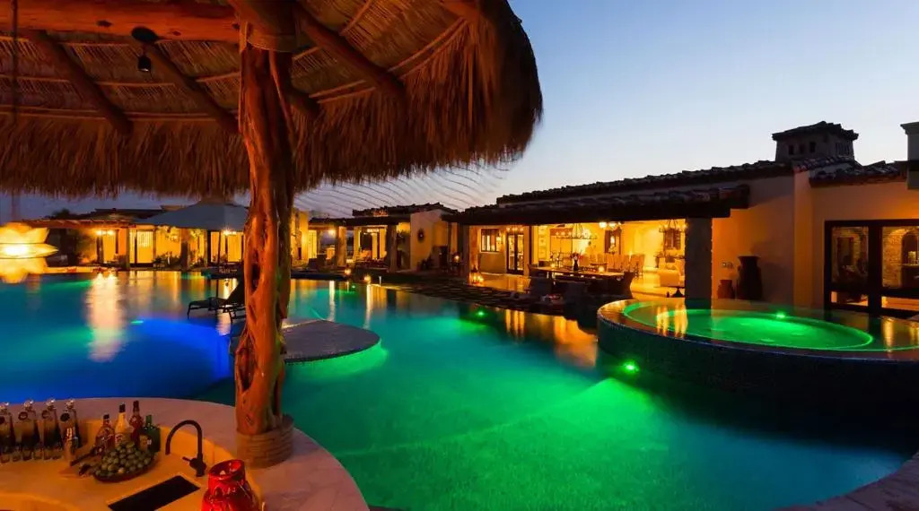 Ultra Luxury Villa with Premium Linens, Gym, Immense Pool, & 5 min Taxi to Downtown
