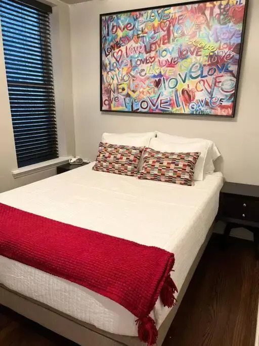 Trendy West Town Flat - 2 bed / 1.5 bath w parking