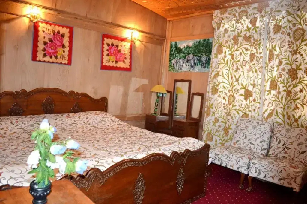 New minar group of houseboats