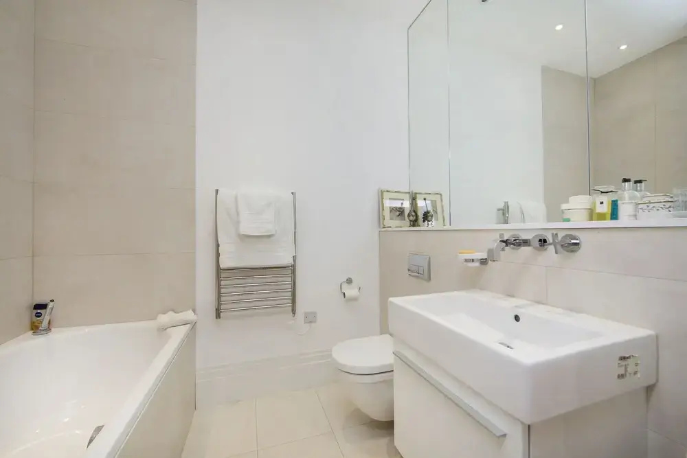 Beautiful and Spacious 2 Bed/2 Bath Property Just Moments From Earls Court