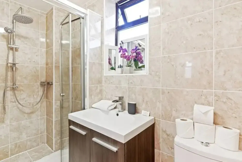 Bright 2 Bedroom House in Kennington