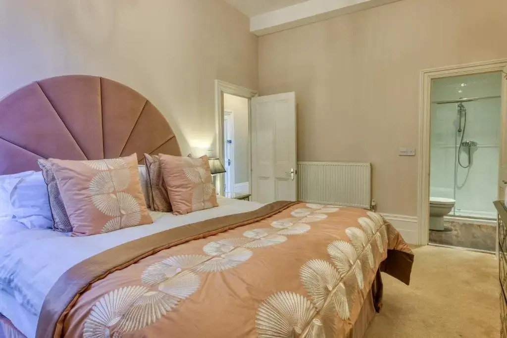The Regency - Sea views and a modern art deco style interior