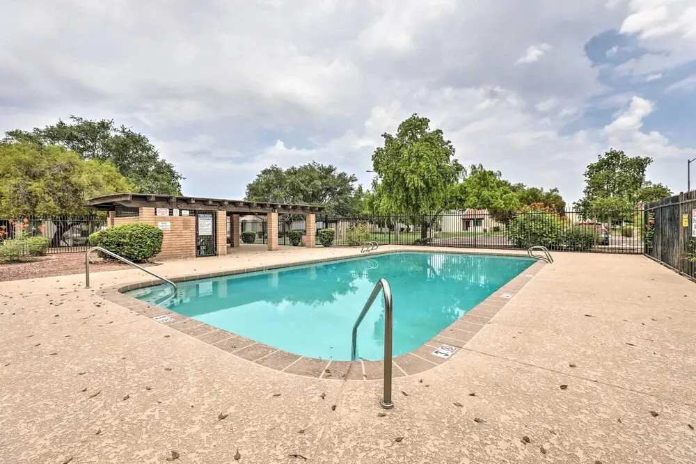 1 Mi to Dtwn Chandler: Townhome w/ Community Pool