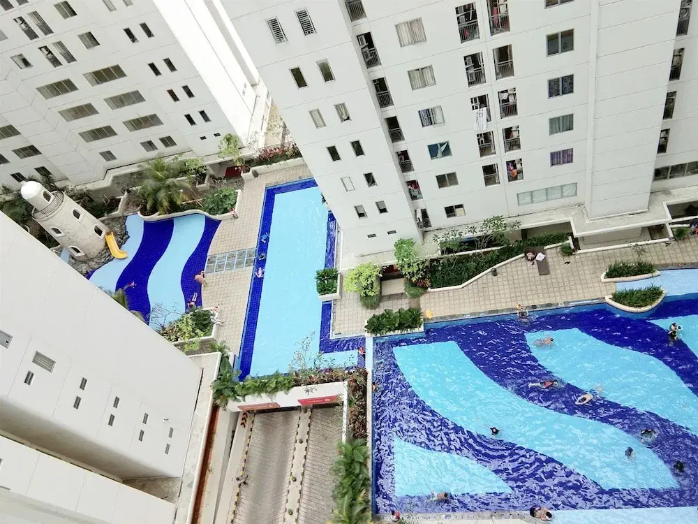 Pool View 2BR Bassura City Apartment By Travelio