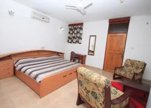 Apaade Lodge Hotel