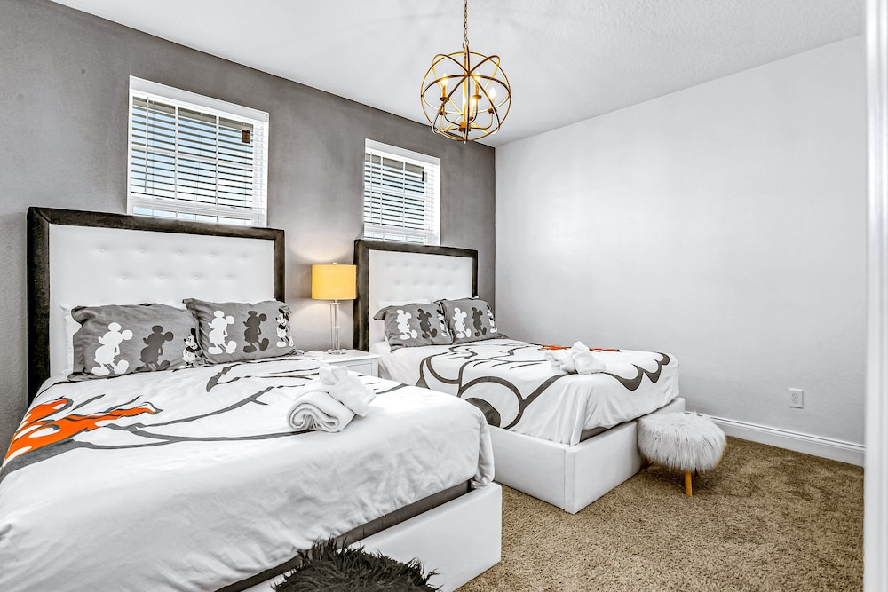 Dog-friendly Townhome With Private Pool, Screened Lanai, Fast Wifi, W/d, AC