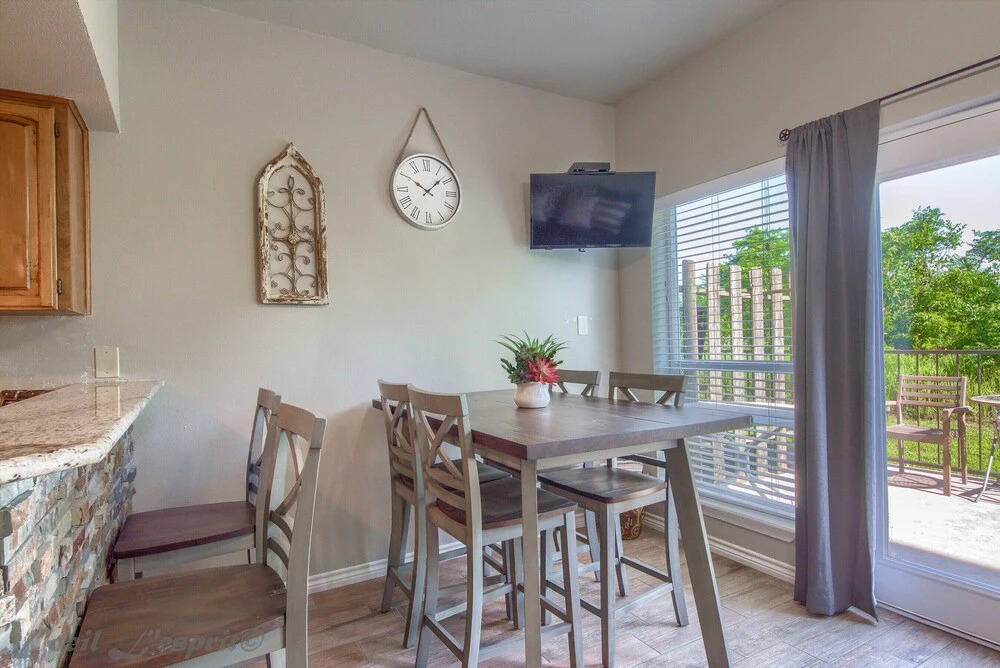 Tube-alicious! SS 2B 1 Bedroom 1 Bathroom Condo