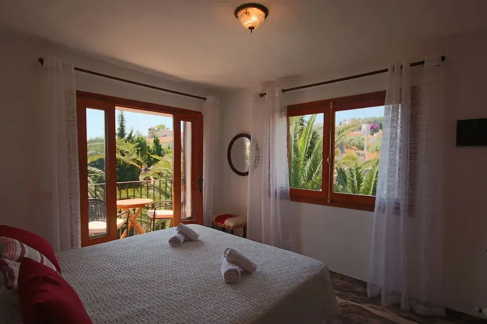 Only 100m to the Beach! Spacious Villa With Private Pool - 12 People