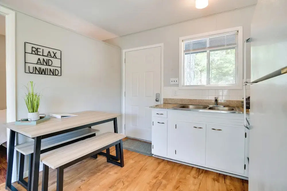 Lakefront Haven: Boat Slip, Deck & Community Pool!