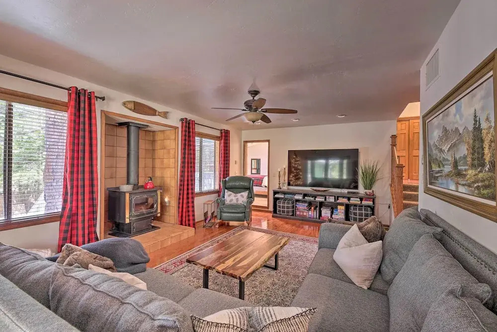 Deck + Yard: Family-friendly Pinetop Retreat
