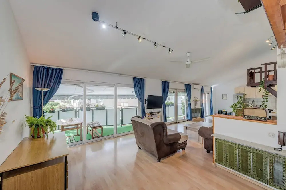 Spacious Apartment w Three Balconies and Parking