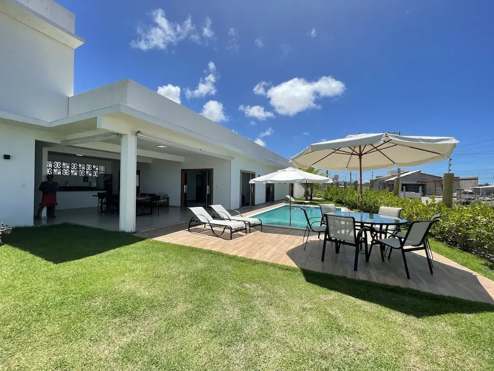 Casa COMPLETA com Piscina 1 Min da Praia