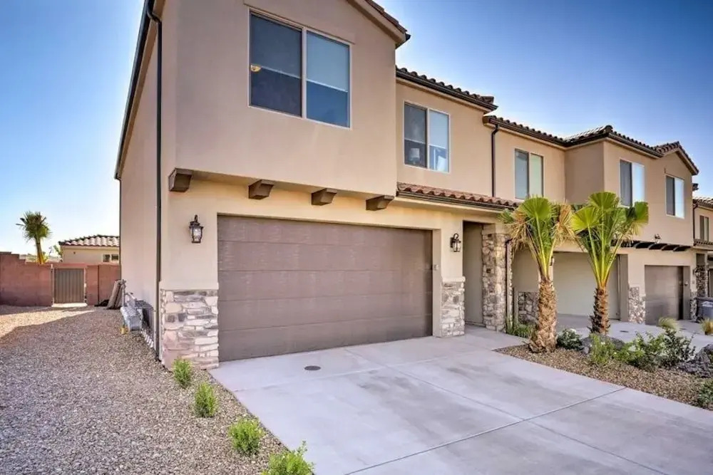 Luxurious End Unit W/ Pool, Hot Tub & Firepit 3 Bedroom Condo