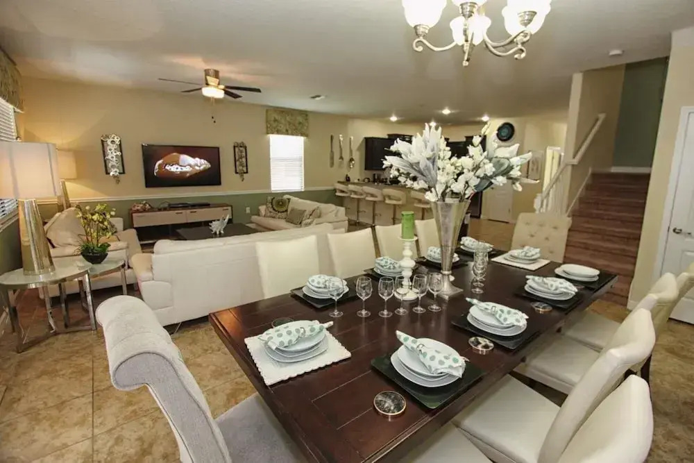 Gorgeous 9 Bedroom Pool Home Sleeps up to 24 People
