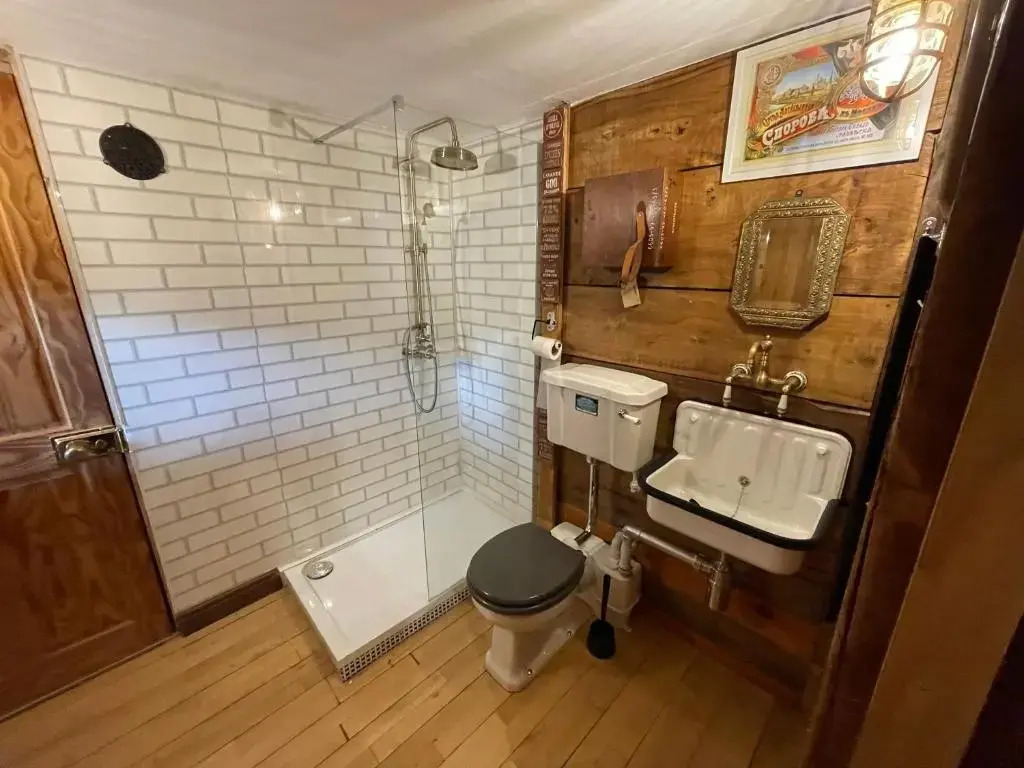 Remarkable Boultons Barn With hot tub & opt Sauna
