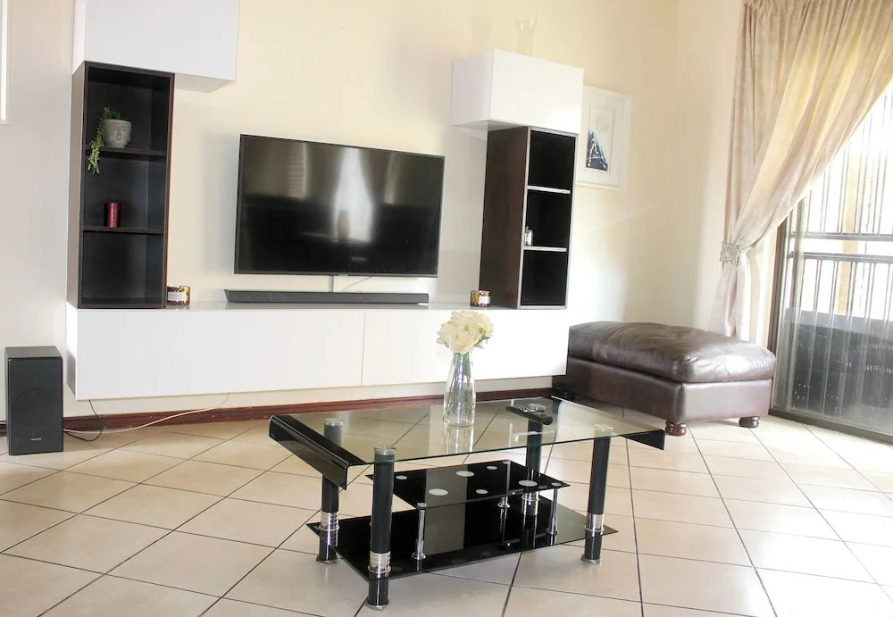 Cozy 3 Bed Duplex ,sleeps 6 With Double Bathroom
