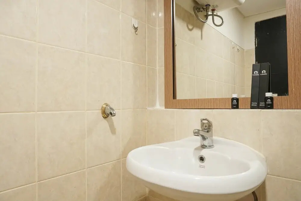 Strategic Location 1BR The Wave Apartment with City View