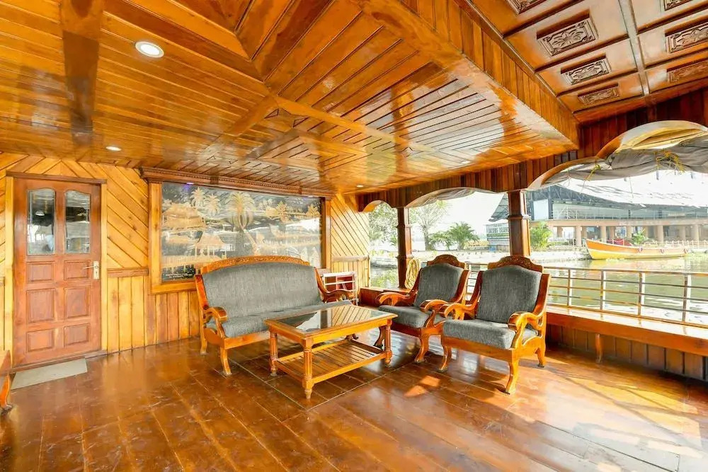 OYO 24146 Houseboat Anugraha 6bhk