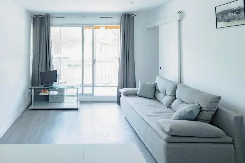 Nice 40m refurbished near center and the beach