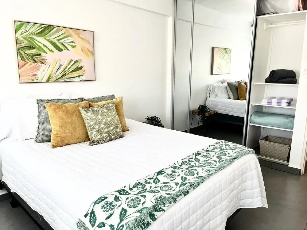 Centrally Located Sunny Apartment Walk to Beaches