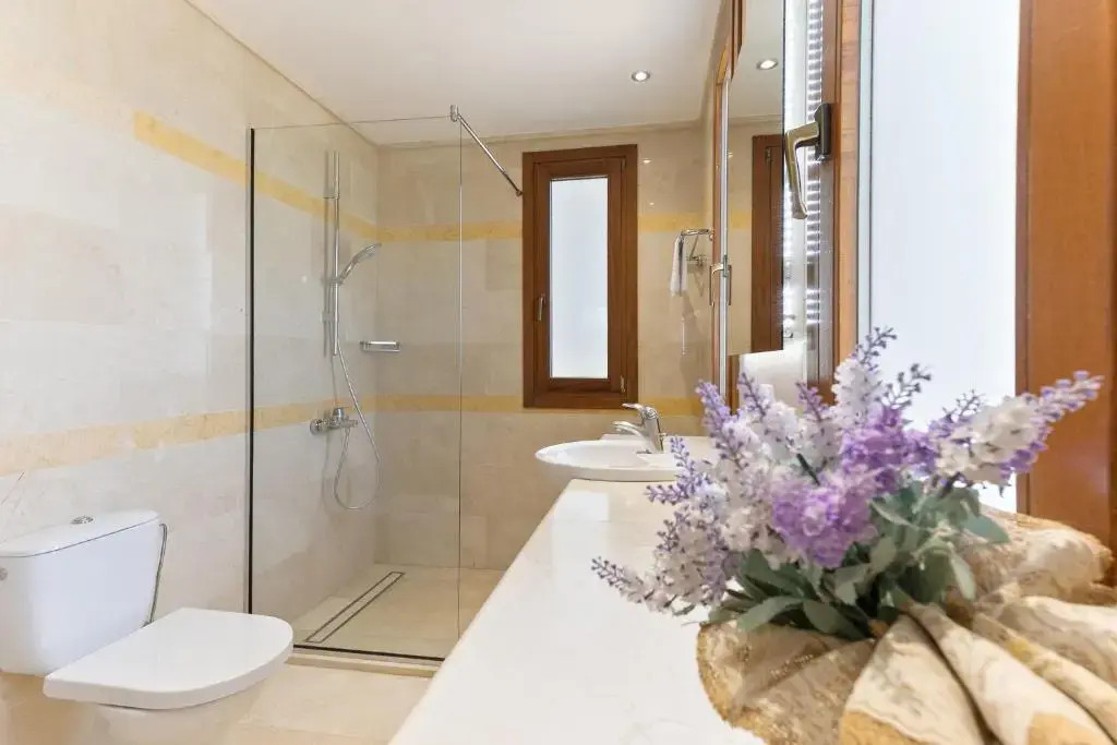 4 bedroom Villa Galinios with large private pool, Aphrodite Hills Resort