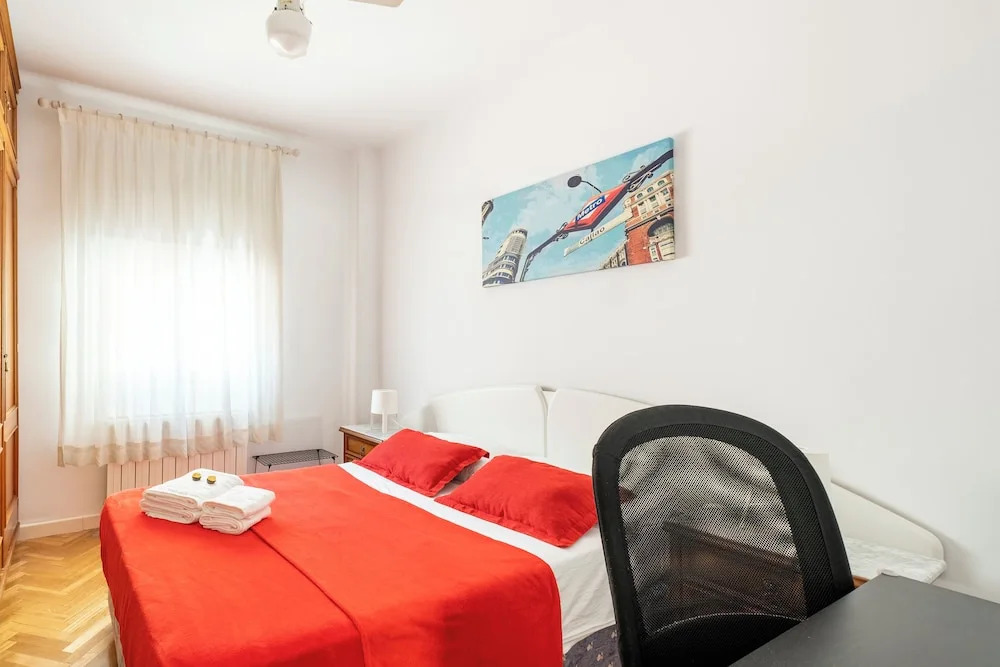 Madrid center room just 3 metro stops