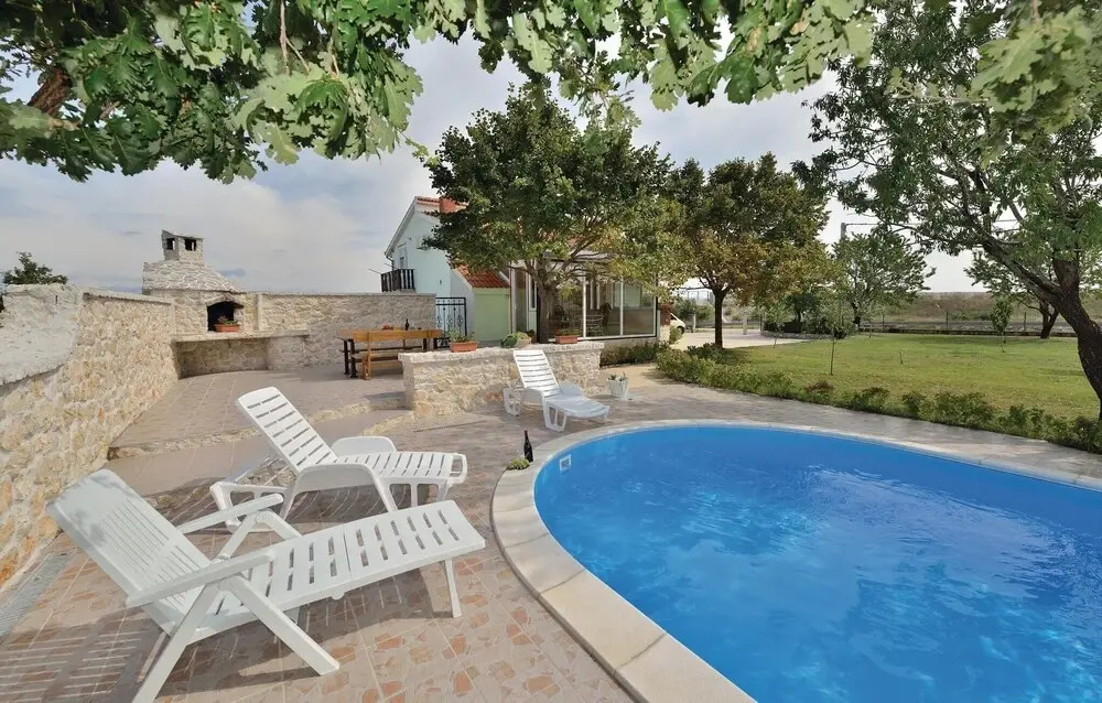Beautiful Home in Nadin With Wifi and 3 Bedrooms