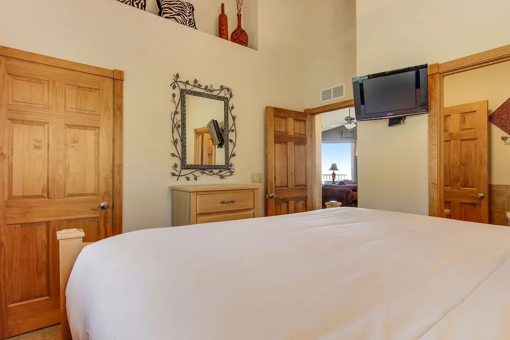 The Twin Owls 21a 2 Bedroom Condo by RedAwning