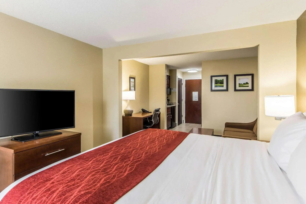 Comfort Inn & Suites Greenwood near University