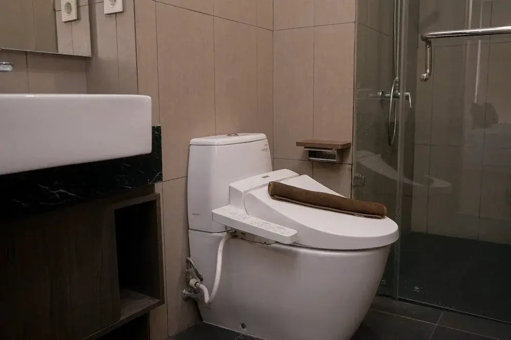 Comfy And Modern Look 2Br At Yukata Suites Apartment