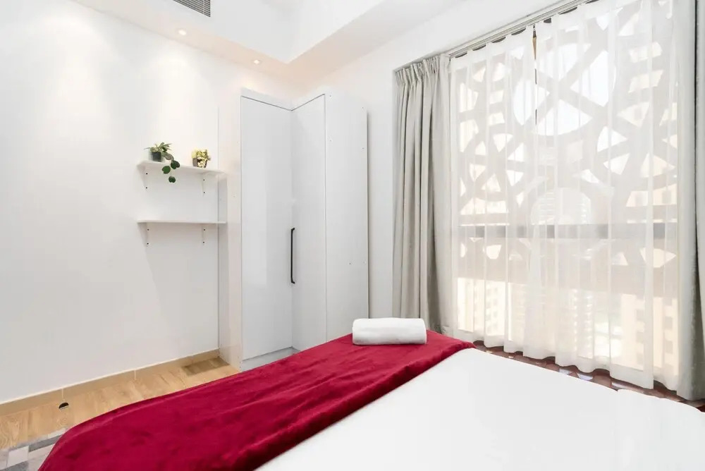 Whitesage - Magnificent Waterfront Apt, Steps From the Beach