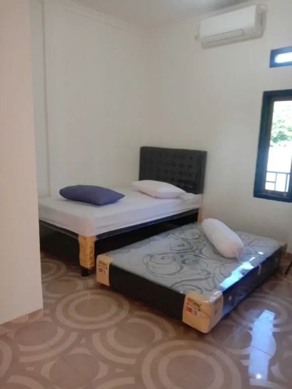 EXPRESS O 91722 Home Stay Dan Sewa Mobil Jhon's Family