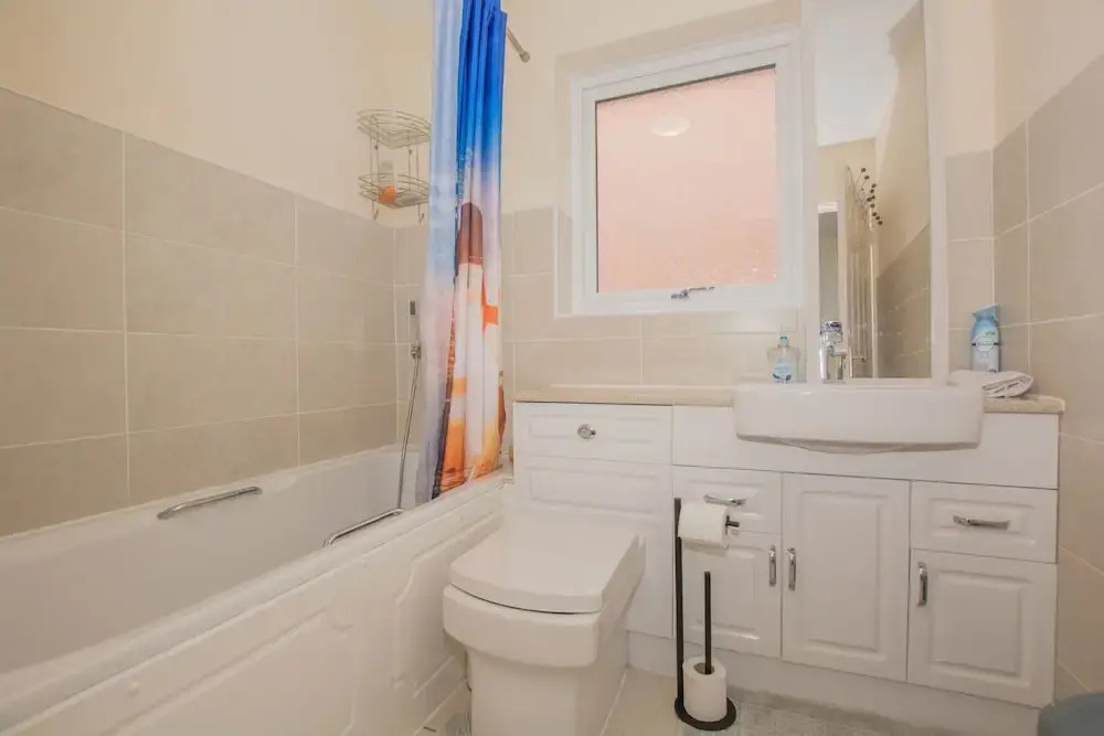 Modern 4 Bedroom Detached House in Cardiff