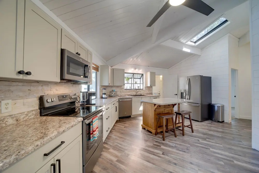 Hike, Golf & Fish: Cozy Retreat in Munds Park!