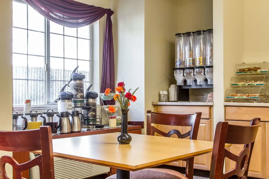Econo Lodge Inn & Suites Santa Rosa South