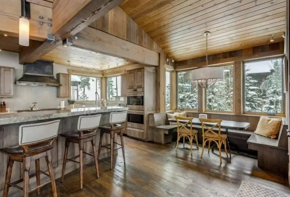 Luxurious 6-bedroom Ski-in/ski-out Home, Very Spacious, With Private hot tub and Game Room