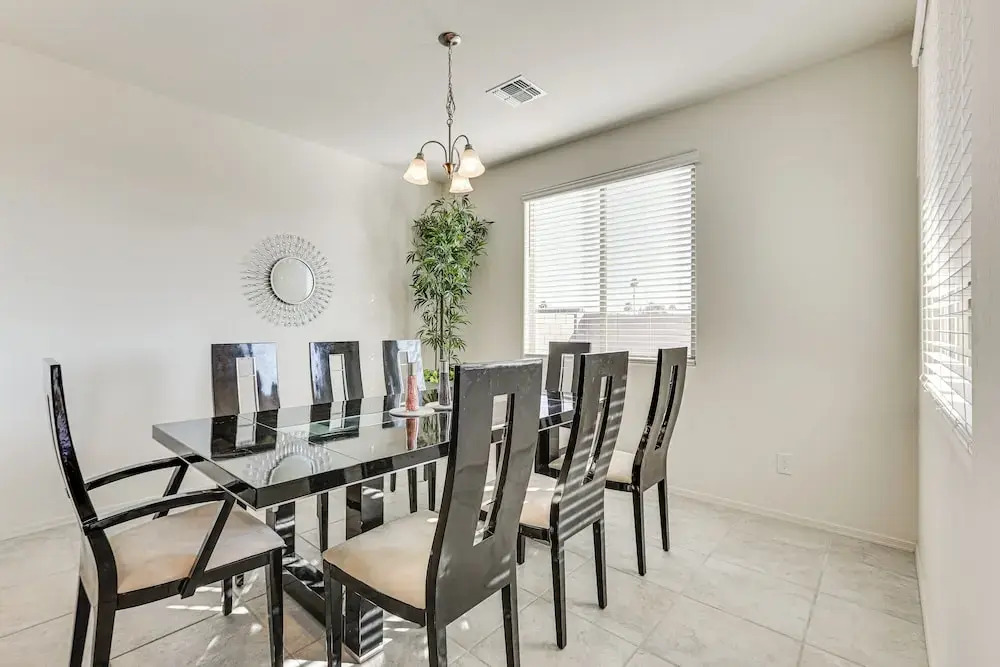 7 Mi to State Farm Stadium: Pet-friendly Retreat!